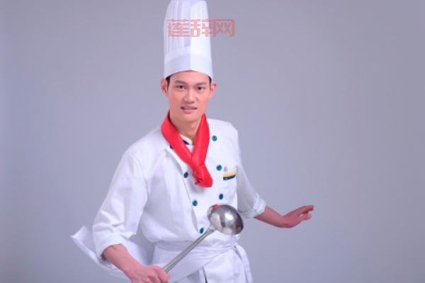 厨师高帽的由来：不仅仅是为了卫生，更是身份的象征