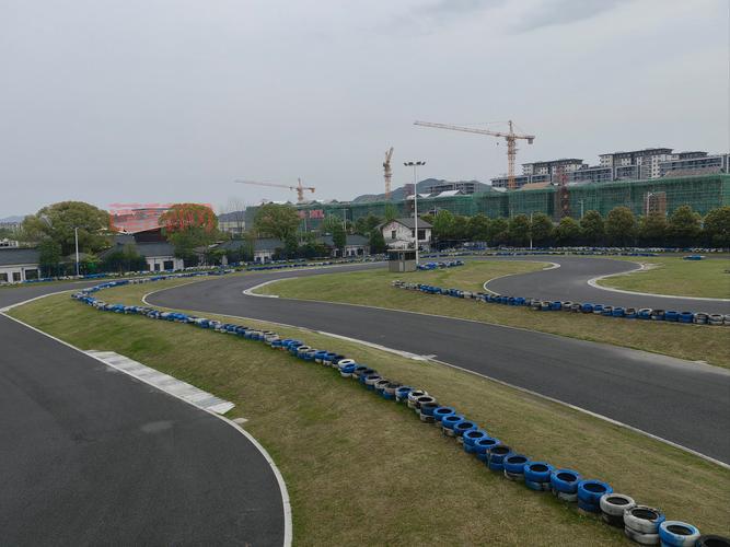 卡丁车连喷技巧大揭秘,弯道超车就这么简单!