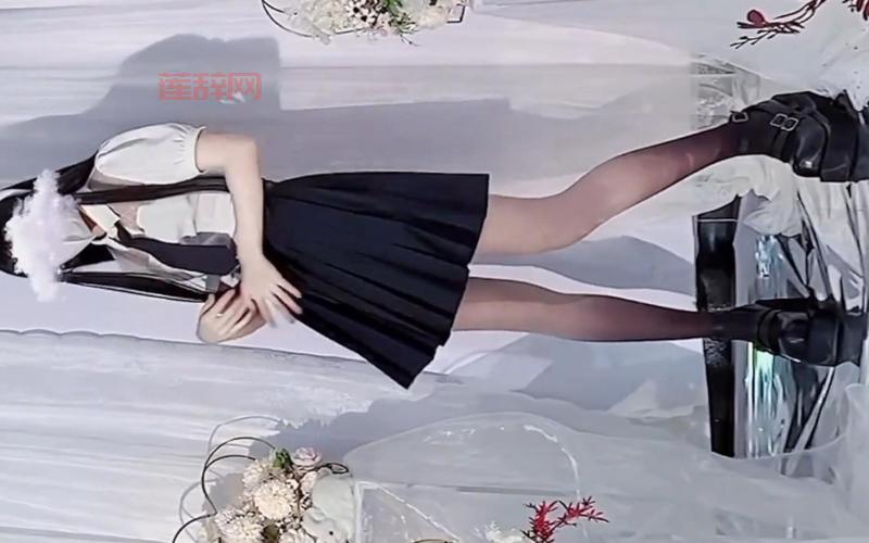 小乌酱黑白双丝交足视频