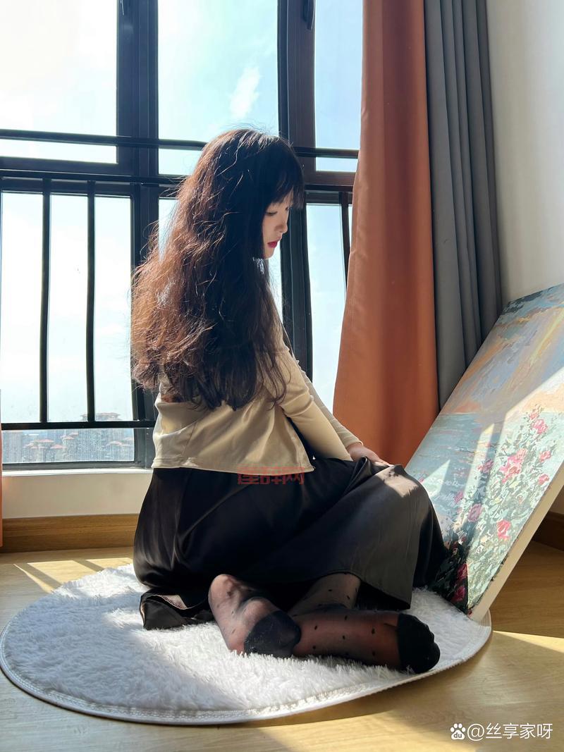 小乌酱黑白双丝交足视频